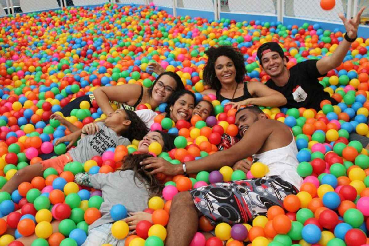 Piscina-bolinhas-crianças